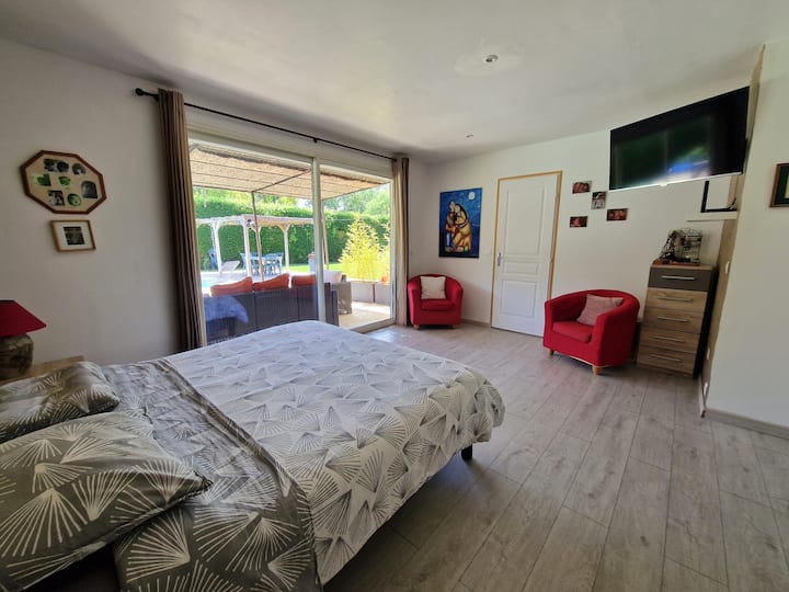 Spavaća soba od 19m ² sa spojenom kupaonicom i WC-om. Smart TV s pristupom servisima OQEE Free, Amazon Prime, MyCanal i Netflix.