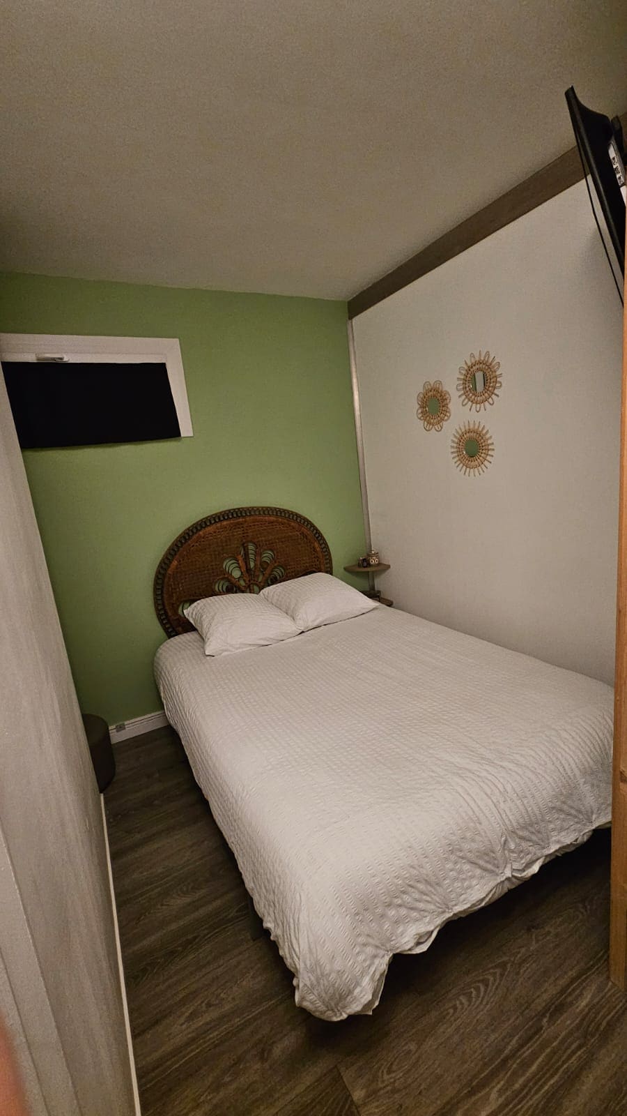 غرفة نوم صغيرة بسرير مزدوج 140 × 190 وتلفزيون. توجد خزانة كبيرة في الردهة