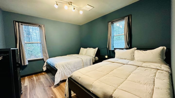 Chumba cha kulala cha 2 cha wageni kina vitanda 2 kamili na kabati la nguo lililo peke yake