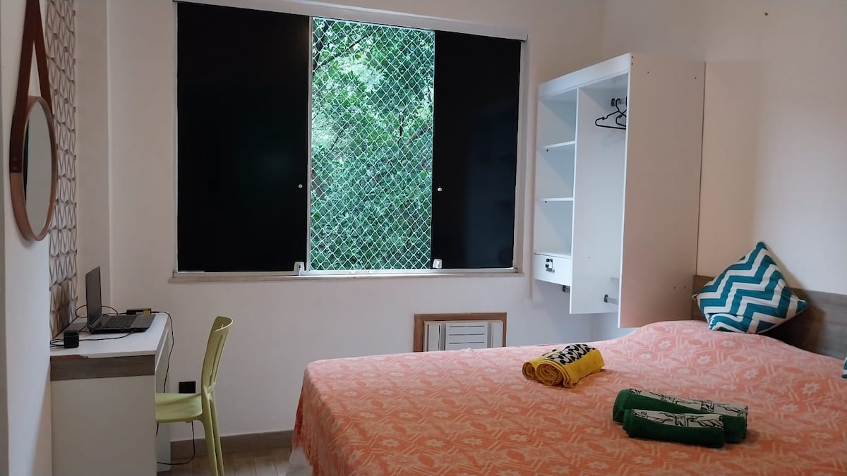 Zimmer mit Queensize-Bett, Klimaanlage und Deckenventilator.