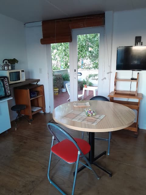 Propiedad de Airbnb exitosa: Studio with a terrace. en Villa Primera