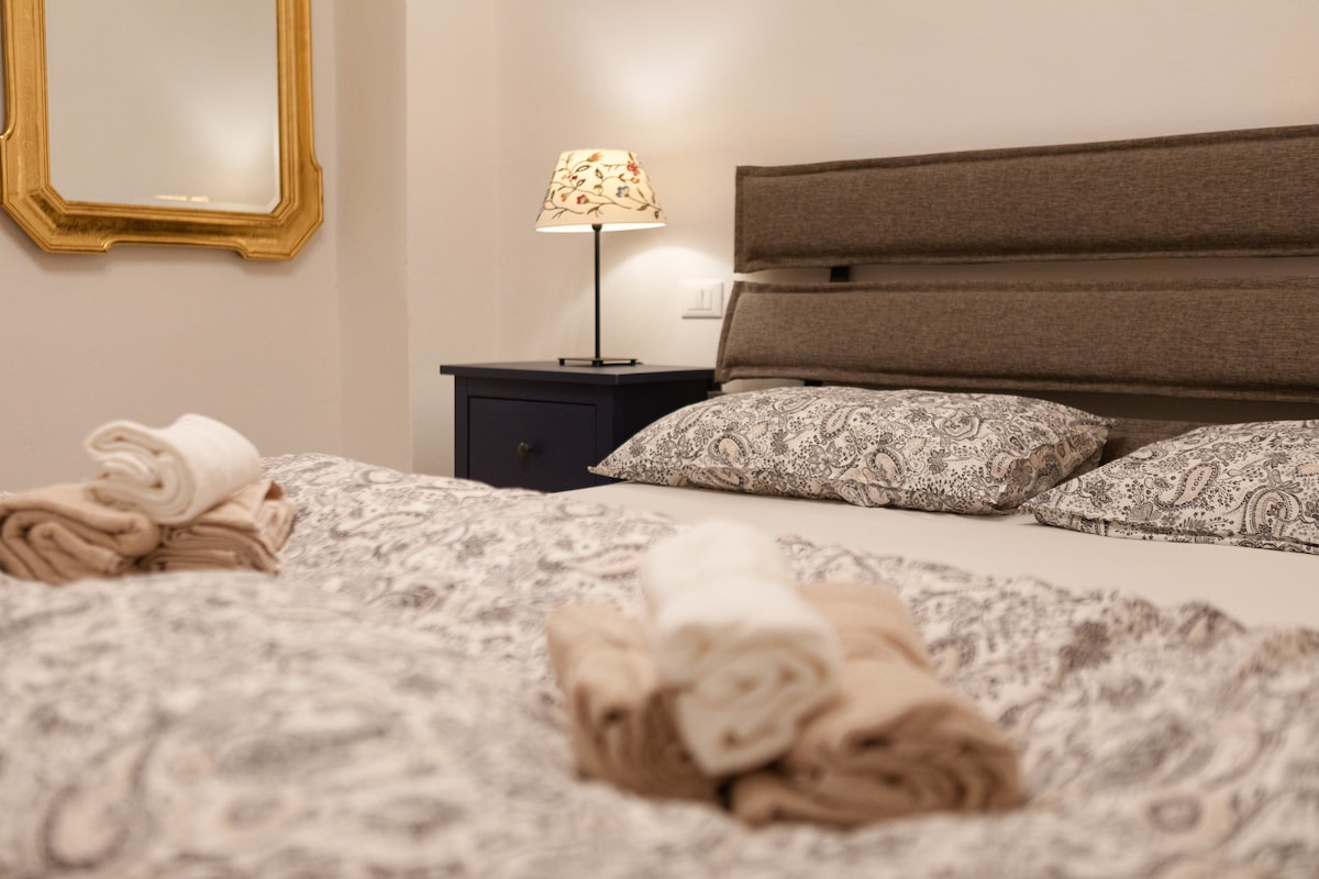 Მთავარი საძინებელი, აღჭურვილია 4 მეხსიერების ბალიშით, საბნით, საბნით, ზეწრებით 