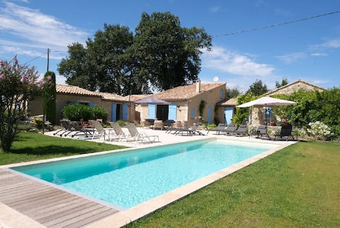 Charming house, heated pool and Luberon view