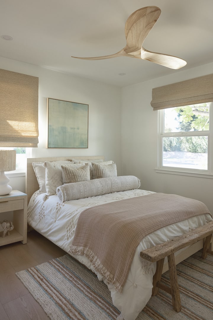 חדר השינה השלישי ממוקם בחזית הבית שחולק חדר רחצה עם חדר השינה השני.