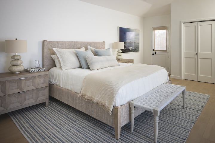 הסוויטה הראשית עם כניסה נפרדת לשביל הגישה. חדר רחצה צמוד משמאל.