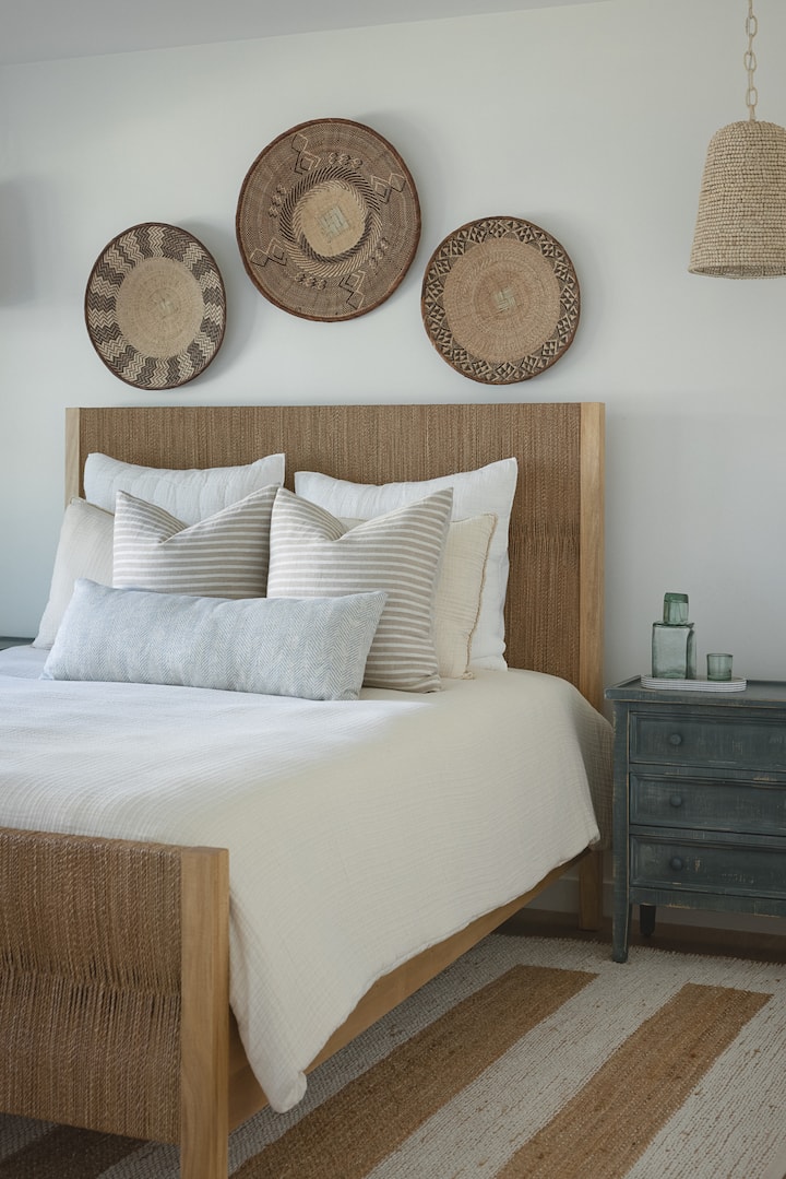 חדר השינה השני ממוקם בחלקו של הבית, הגישה אליו היא דרך פינת האוכל הראשית. חדר רחצה משותף עם חדר השינה השלישי.