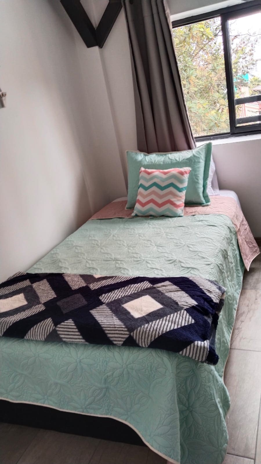 מיטה פשוטה אידיאלית לאדם אחד בלבד.