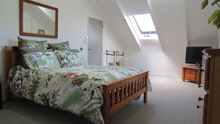 ห้องนอนขนาดน่ารักพร้อมเครื่องปั๊มความร้อน/เครื่องปรับอากาศของตัวเอง…… 
ตื่นขึ้นมาพบกับวิวที่สงบของต้นไม้ที่โตเต็มที่รวมถึงต้นเมเปิลและต้นฟอเรสต์แพนซี่  