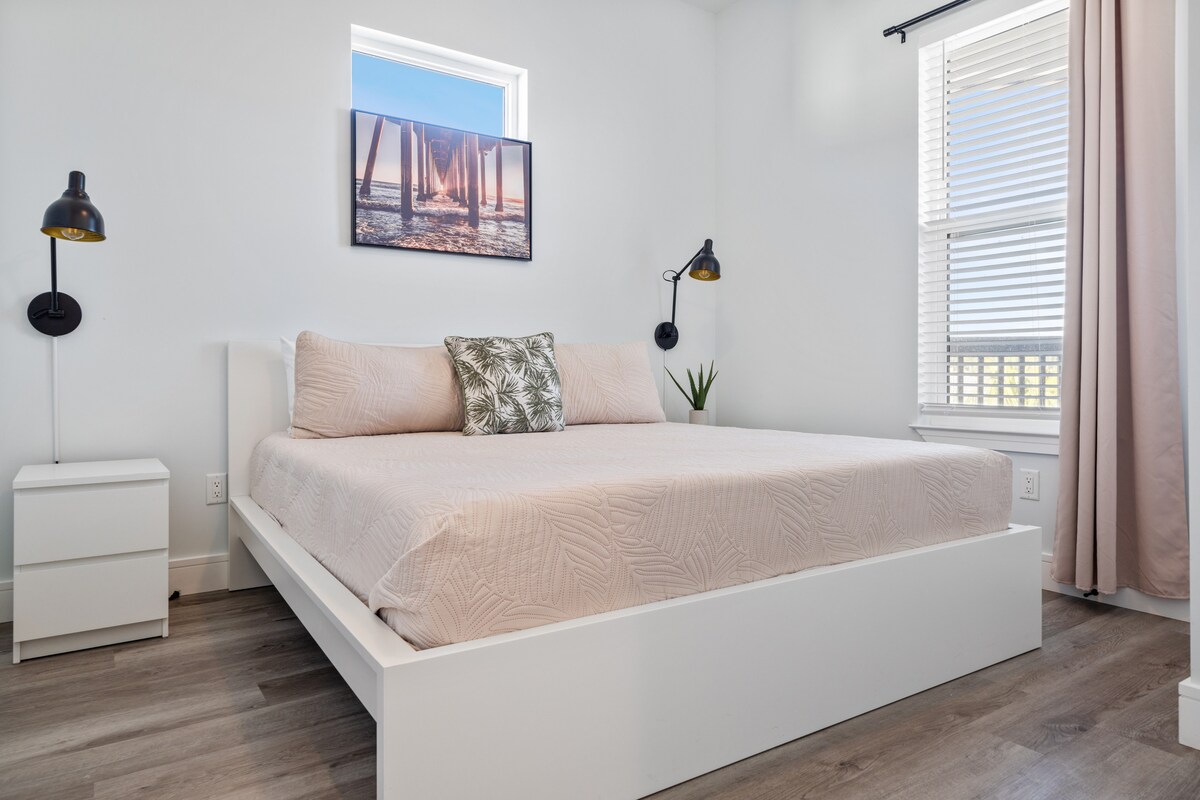 Priestranná spálňa s manželskou posteľou King na poschodí v dome