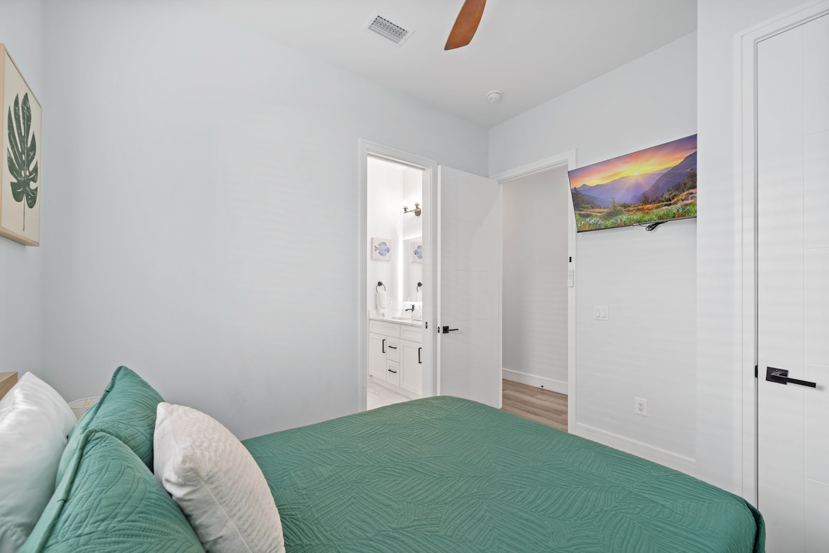 Spálňa s manželskou posteľou sa nachádza na prízemí s kúpeľňou typu jack a jill.