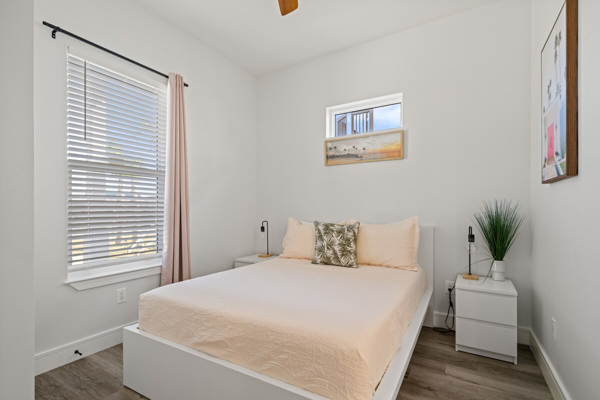 Druhá spálňa s manželskou posteľou Queen sa nachádza na prízemí v bývaní. 