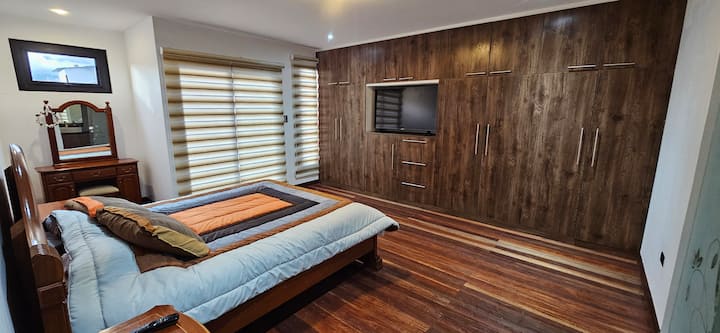 Habitacion Principal con cama Quenn y baño completo