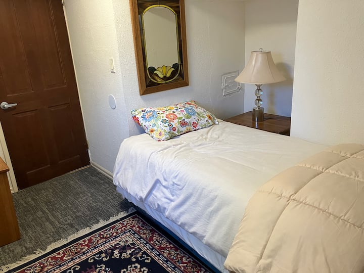 Cama individual en habitación privada independiente