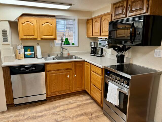 “Queen Bea”-Seattle-Basement gallery image 2