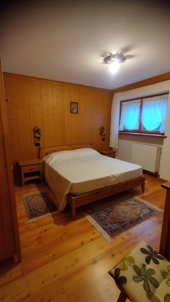 Ორადგილიანი მთავარი საძინებელი ანტრესოლის იატაკზე, ტუმბოებითა და კედლის კარადით.