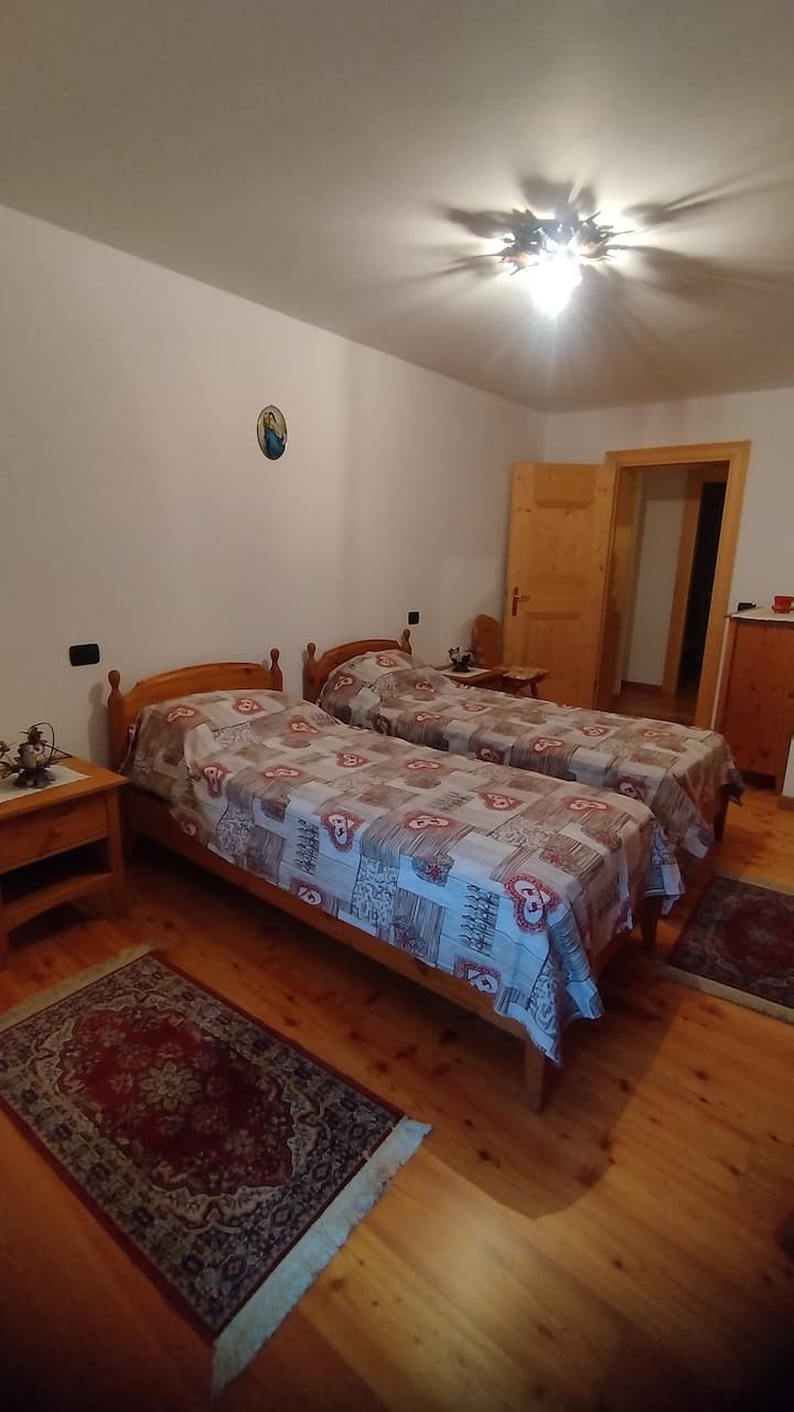 Ორადგილიანი საძინებელი ერთადგილიანი საწოლებით, რომლებიც მდებარეობს იმავე სართულზე, სადაც სამზარეულო, მისაღები ოთახი და სააბაზანოა.