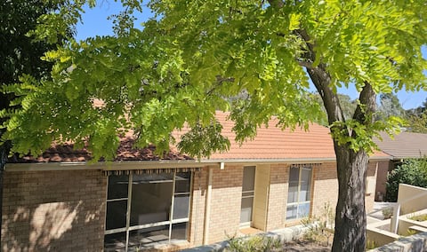 Large Hilltop T-house-5bedrm/ 3.5 bath+park+wifi