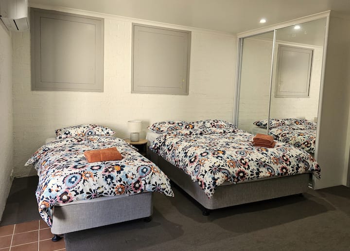 Ქვედა სართულის საძინებელი - ეს ოთახი მდებარეობს სახლის ქვედა ნაწილში. Მასში შესაძლებელია 3 ადამიანის განთავსება 1 ორადგილიანი საწოლით და 1 ერთადგილიანი საწოლით. Კომფორტისთვის ამ ოთახს ერთვის დამატებითი კომპლექტიც.