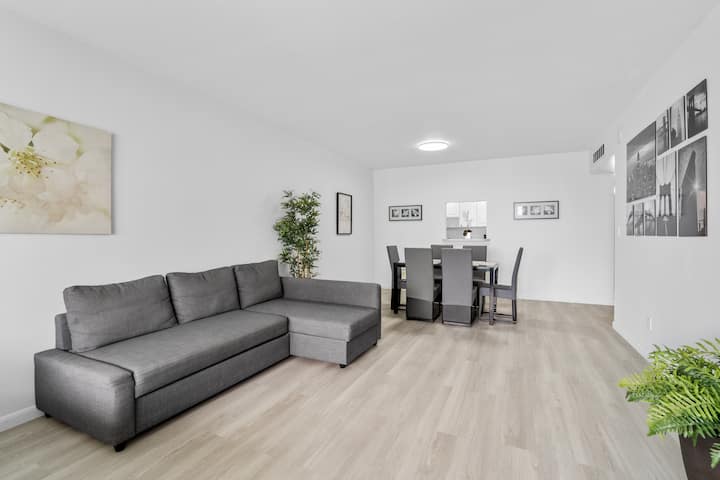 Ocean View Oasis, Pool, Gym & Free Parking - Sunny Isles Beach, FL