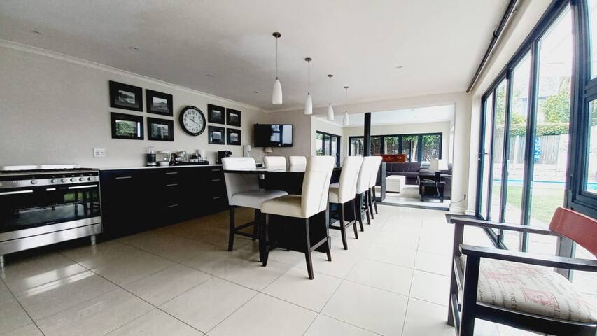 Pet friendly family home Hout Bay 1km to the beach gallery image 4