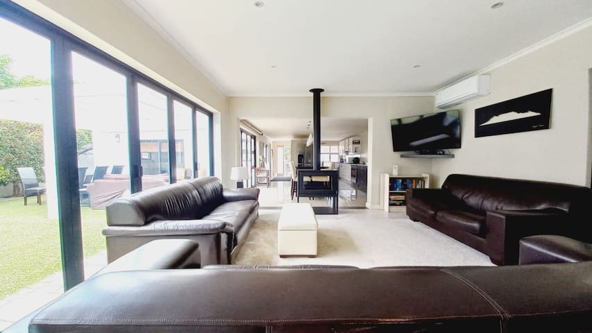 Pet friendly family home Hout Bay 1km to the beach