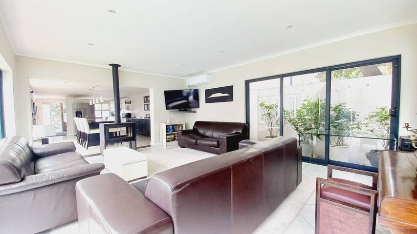 Pet friendly family home Hout Bay 1km to the beach gallery image 2