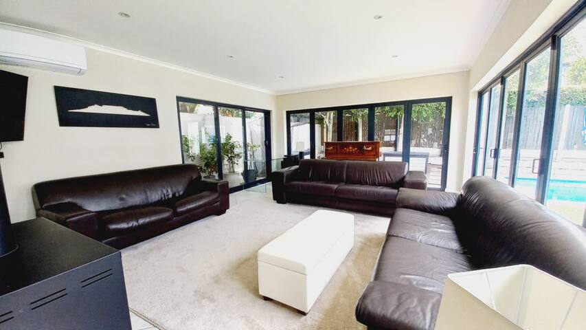 Pet friendly family home Hout Bay 1km to the beach gallery image 3