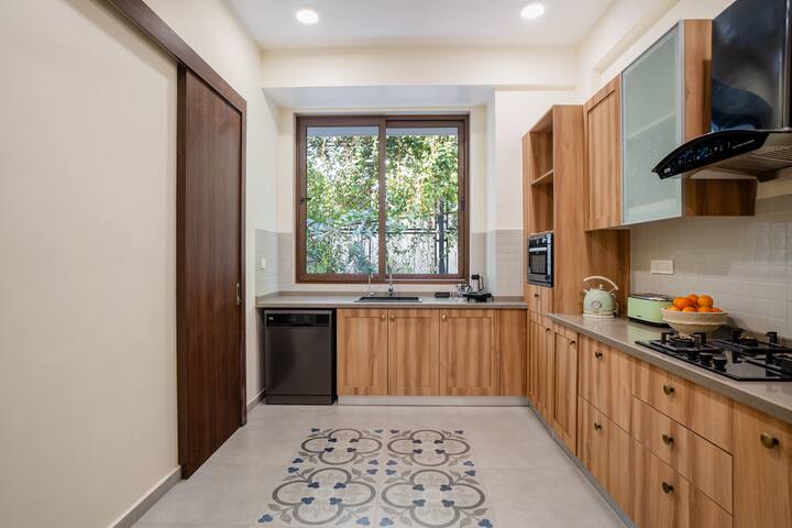 Full kitchen image 1