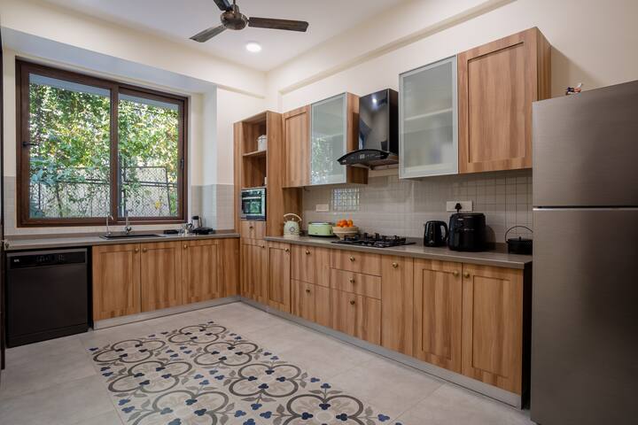 Full kitchen image 2