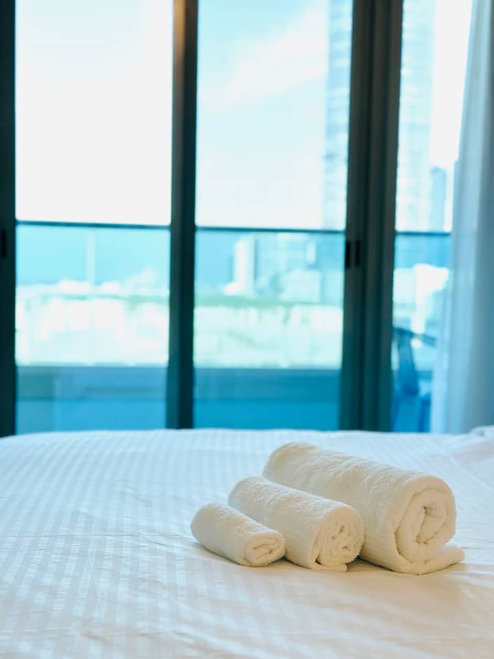 Peshqirë të freskët dhe të pastër ofrohen për rehatinë dhe komoditetin tënd, duke siguruar një qëndrim freskues dhe çlodhës.