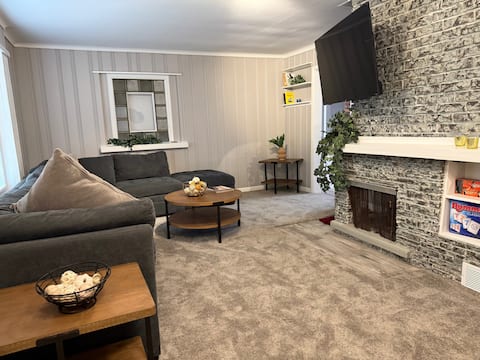 #1Newly Renovated Gem Fenced Backyard 2 Full Baths