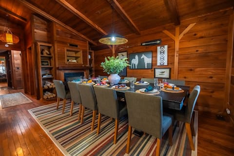 Large cabin (Game Room/Hot tub/Kid Friendly)