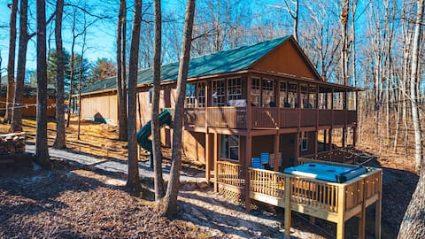 Large cabin (Game Room/Hot tub/Kid Friendly)