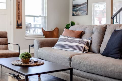 Top performing Airbnb: Cozy Modern Retreat - Firepit - Yard Pet Friendly in Berkley
