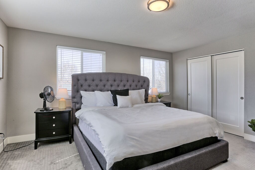 בחדר השינה למעלה 2 יש מיטת קינג סייז ושפע של מקום בארון.