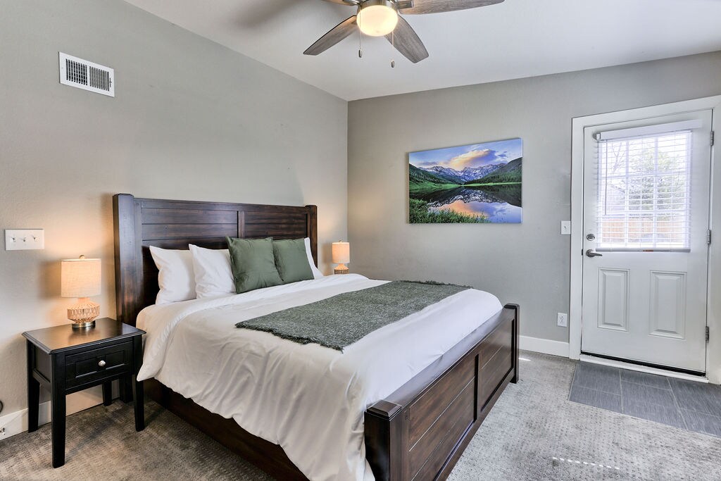 מיטת קינג סייז מדגישה את חדר השינה הראשי בקומה הראשונה