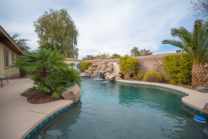 Luxury Mansion, 5 Minutes from Strip! 7bdrm, 16bed