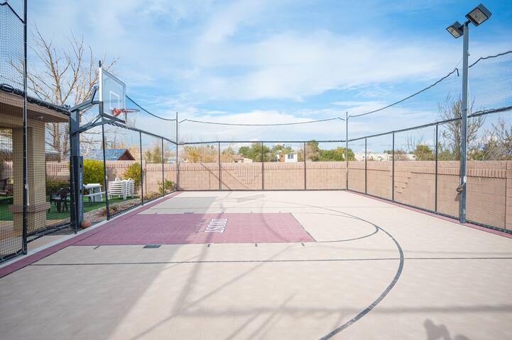 Luxury Mansion, 5 Minutes from Strip! 7bdrm, 16bed gallery image 5