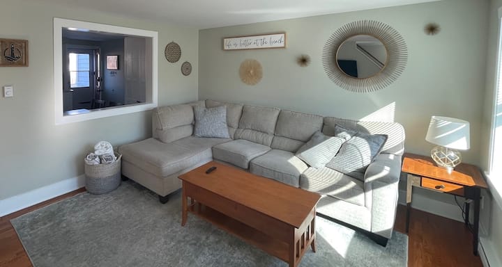 Dhana ya wazi kuanzia jikoni hadi sebuleni hufanya burudani iwe rahisi au wakati wa familia. Kiota cha Nautical (kitengo cha 3) 