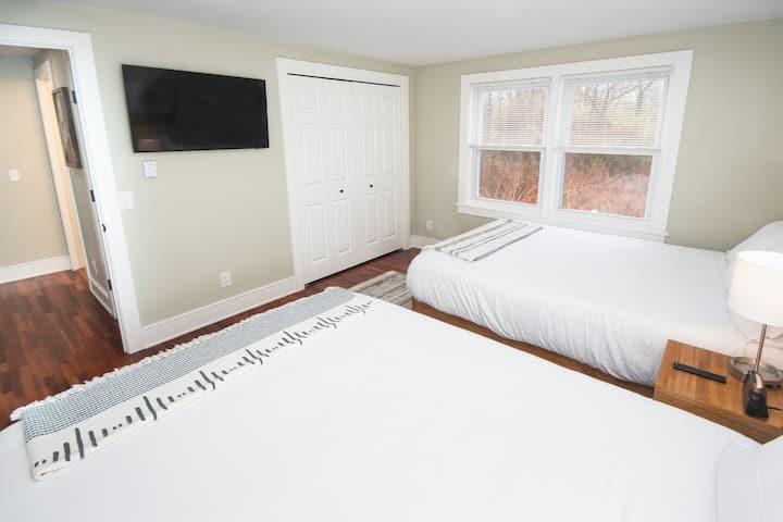 Chumba cha kulala cha wageni kinachotuliza na vitanda vya kifalme, mwanga mkubwa na sehemu nyingi za kabati. Kiota cha Nautical (kitengo cha 3) 