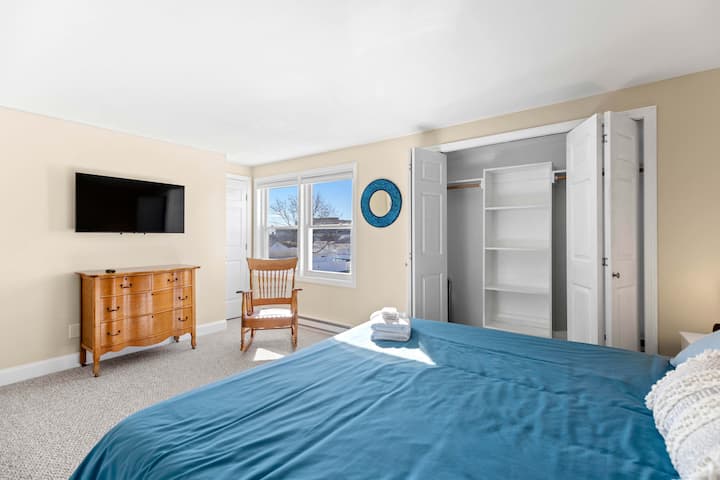 Fungua madirisha na ufurahie harufu ya bahari unapoamka. Chumba cha kulala chenye nafasi kubwa (King Bed) chenye hifadhi ya kutosha na mwanga mzuri wa jua wa alasiri!  Kondo ya Mnara wa Taa inayoongoza (kitengo cha 7)