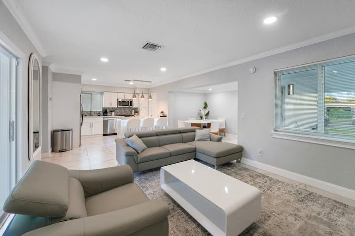 Luxe Oasis With Pool, Hot Tub And Sauna - Pembroke Pines, FL