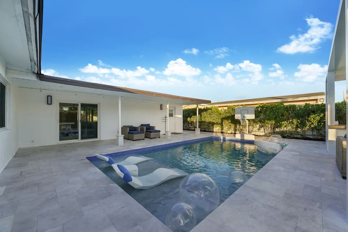 Luxe Oasis, Heated Salt pool, Hot Tub + Sauna gallery image 4