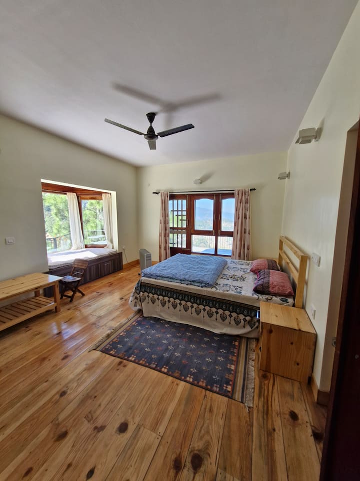 Спална соба 1 на приземје со бања, голем прозорец и посебен простор за гардероба. На креветот може да спијат три возрасни лица. Се отвора кон поплочениот двор со поглед кон планината и селото. 