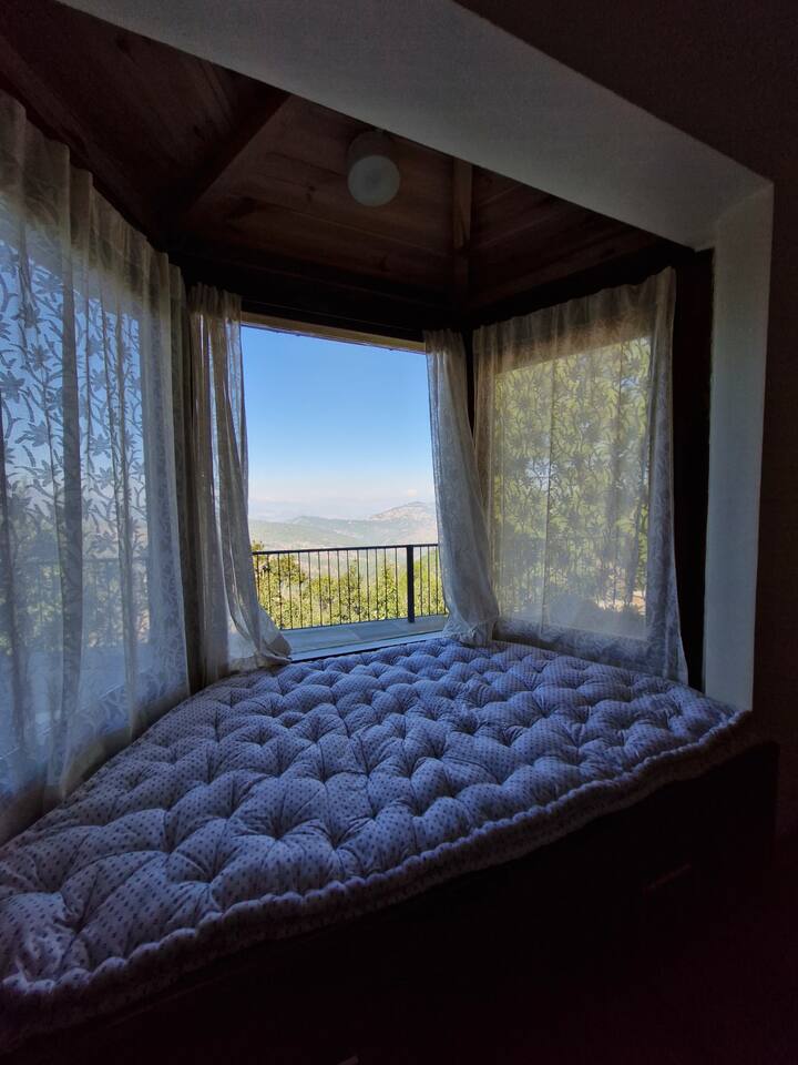 Прозорец во спалната соба 2 со поглед на планина.