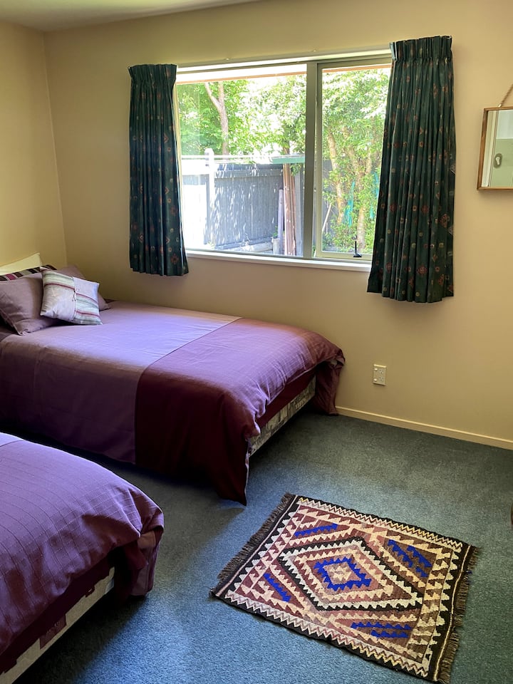 Chumba cha kulala cha watu wawili.
Chumba hiki angavu kina vitanda viwili vya mtu mmoja vilivyo na vitanda vya Thai, kabati kubwa la kuhifadhia nguo na mwonekano wa bustani.