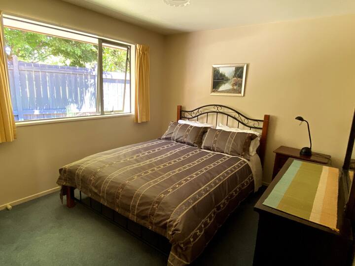 Kitanda aina ya Queen na chumba kizuri cha ukubwa.