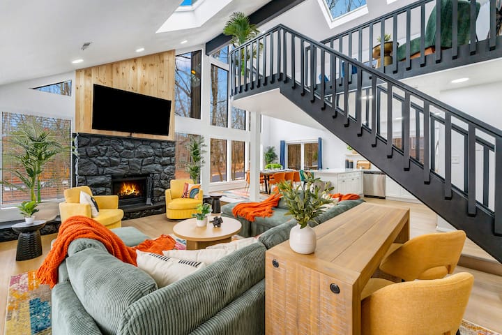 HUGE 5BR Private Pickleball, Fire Pit, Theater!