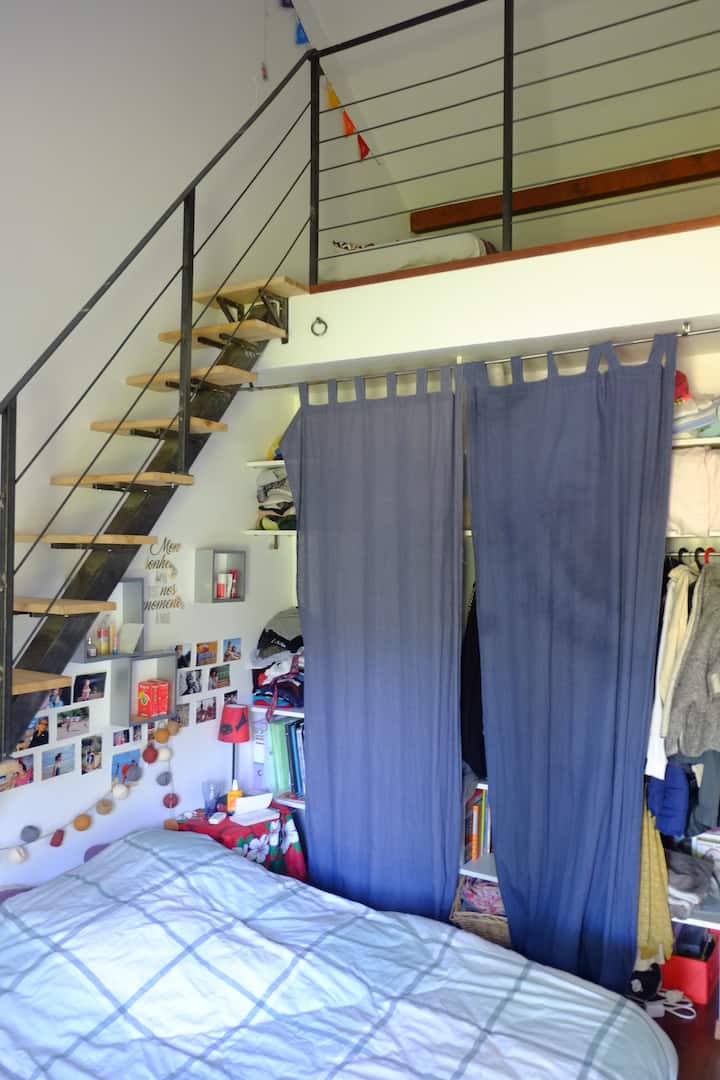 Chumba cha kulala 3. Staircase ya kufikia mezzanine na kitanda kimoja.