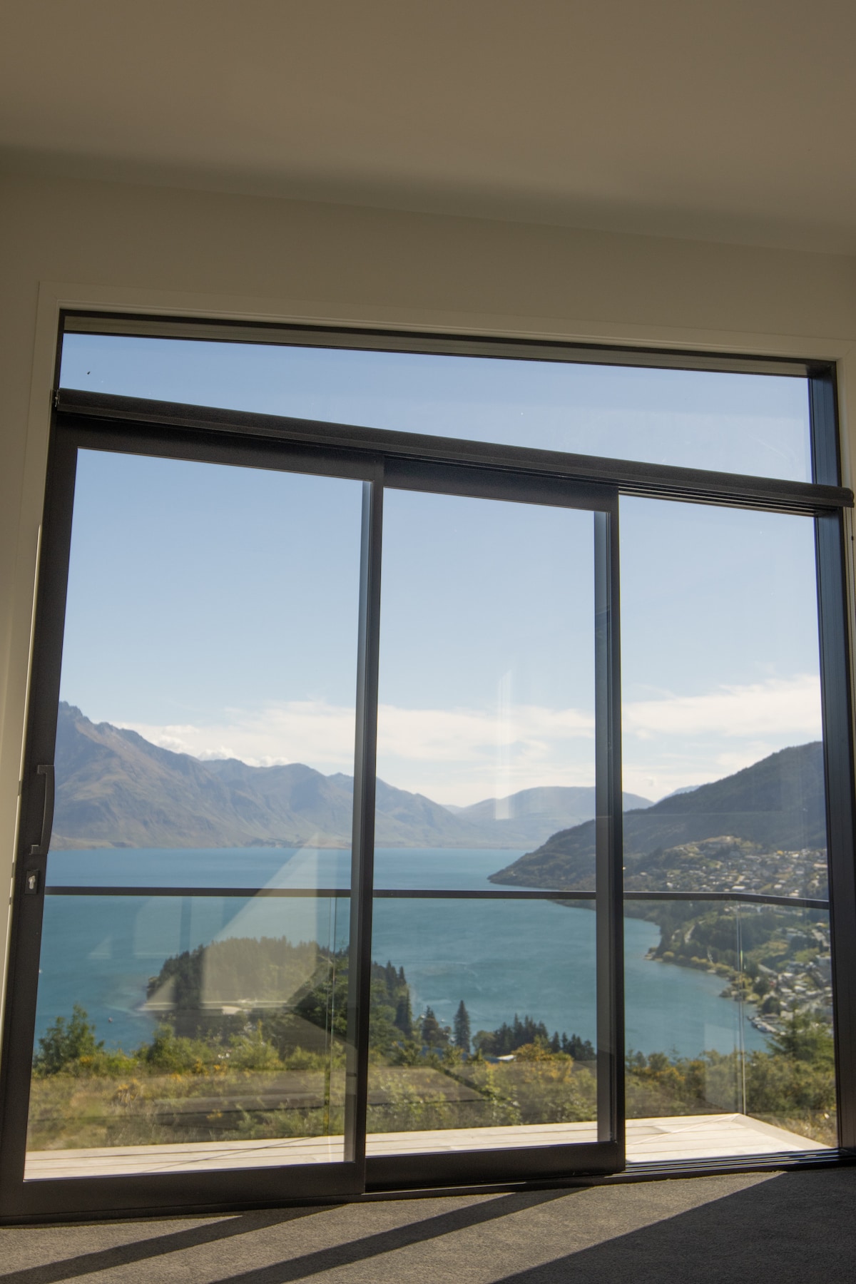 1 split king bed, could be 2 long singles or 1 king bed. Has an ensuite with own bathroom - including toilet, shower and large bath. Large wardrobe with plenty of shelving. 2 under-bed drawers. Two large windows with beautiful views. Deck.